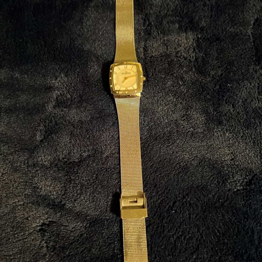 Beautiful mother pearl with small diamond accents